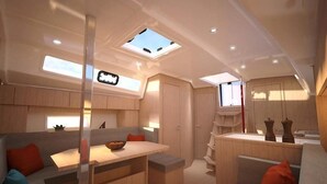 Ein modernes Interieur mit Essbereich, Sitzgelegenheiten und einem Oberlicht.