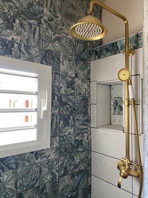 Shower, towels, soap, toilet paper - Elona apartment 10 minutes from the beach with ice cream parlour and restaurant within walking distance (Saint-Pierre)