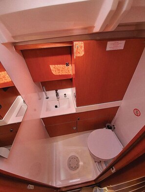 Shower - Sun-Kissed Sailing Adventure in Islas Sarónicas (Laurium)