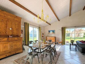 Dining - Vrbo Property (Bressuire)