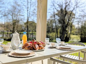 Outdoor dining - Vrbo Property (Bressuire)
