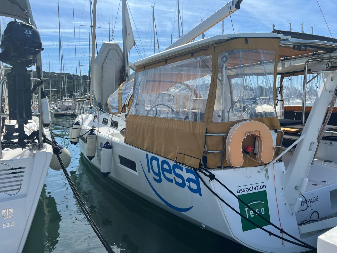 Un bateau était amarré dans une marina, et on pouvait lire le nom « Igesa » sur sa coque.