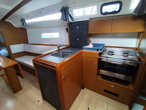 Private kitchen - Sun-Kissed Sailing Adventure in the Ionian Islands (Alimos)