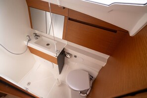 Shower - Sun-Kissed Sailing Adventure in Provence-Alpes-Côte d'Azur (Saint-Mandrier-sur-Mer)