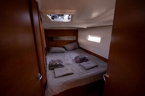 2 bedrooms - Sun-Kissed Sailing Adventure in Provence-Alpes-Côte d'Azur (Saint-Mandrier-sur-Mer)