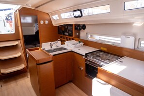 Private kitchen - Sun-Kissed Sailing Adventure in Provence-Alpes-Côte d'Azur (Saint-Mandrier-sur-Mer)