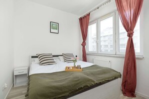 2 sovrum, skrivbord, strykjärn/strykbräda och resesäng