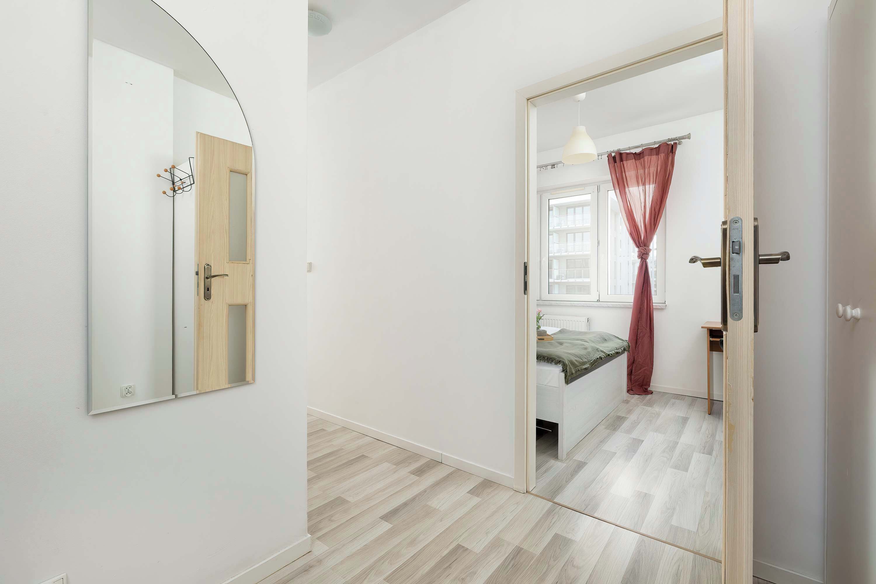 2 chambres, bureau, fer et planche à repasser, lit parapluie