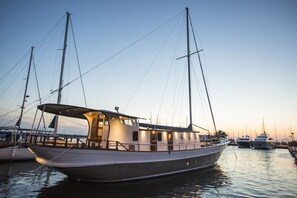 Marina - Sun-Kissed Sailing Adventure in Islas Sarónicas (Alimos)