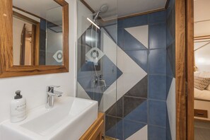 Shower - Sun-Kissed Sailing Adventure in Islas Sarónicas (Alimos)