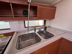 Private kitchen - Sun-Kissed Sailing Adventure in Islas Sarónicas (Alimos)