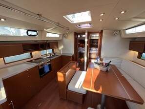 Interior - Sun-Kissed Sailing Adventure in Islas Sarónicas (Alimos)
