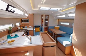 Private kitchen - Caribbean Dream: Sun-soaked Sailing Adventure from Tortola, Islas Vírgenes Británicas (Parham Town)