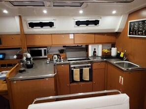 Private kitchen - Sun-Kissed Sailing Adventure in Islas Sarónicas (Alimos)