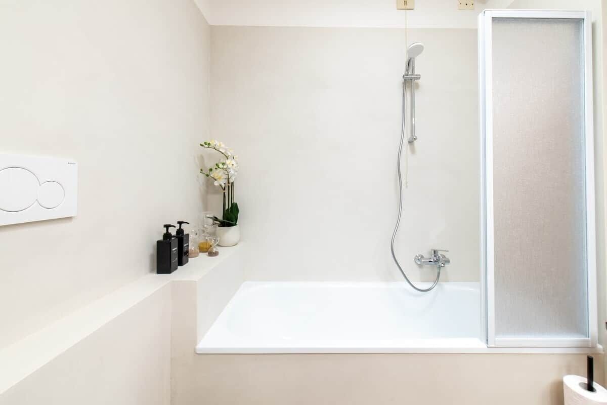 Eco-friendly toiletries, hair dryer, bidet, towels