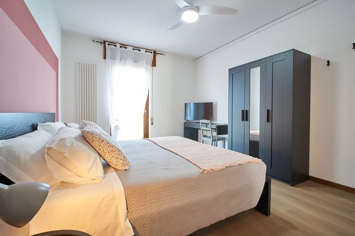 1 chambre, bureau, fer et planche à repasser, Wi-Fi gratuit