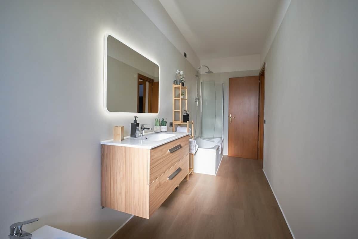 Sèche-cheveux, bidet, serviettes fournies, savon