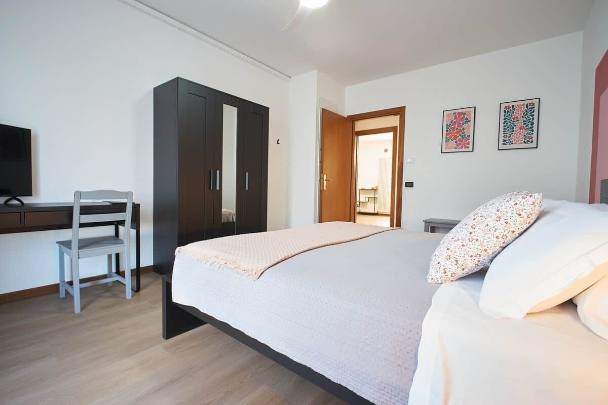 1 chambre, bureau, fer et planche à repasser, Wi-Fi gratuit