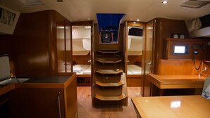 Una cabaña compacta con literas, un kitchenette pequeño y un panel de control.