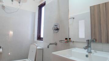 Shower, free toiletries, towels, soap