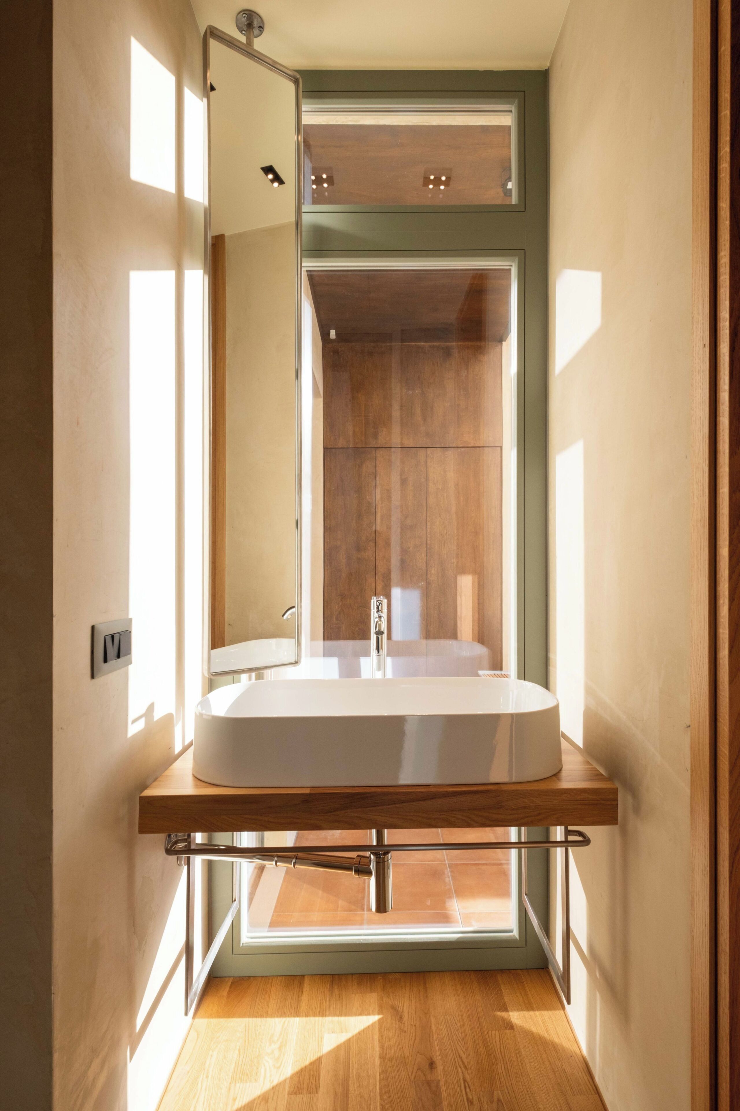 Apartment, Stadtblick | Badezimmer | Dusche, Regendusche, kostenlose Toilettenartikel, Haartrockner