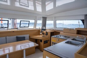 Kühlschrank, Mikrowelle, Ofen, Wasserkocher mit Kaffee-/Teezubehör