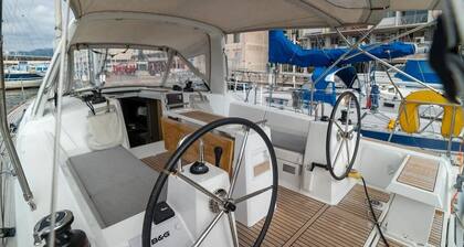 Sun-Kissed Sailing Adventure in Puerto de Toulon