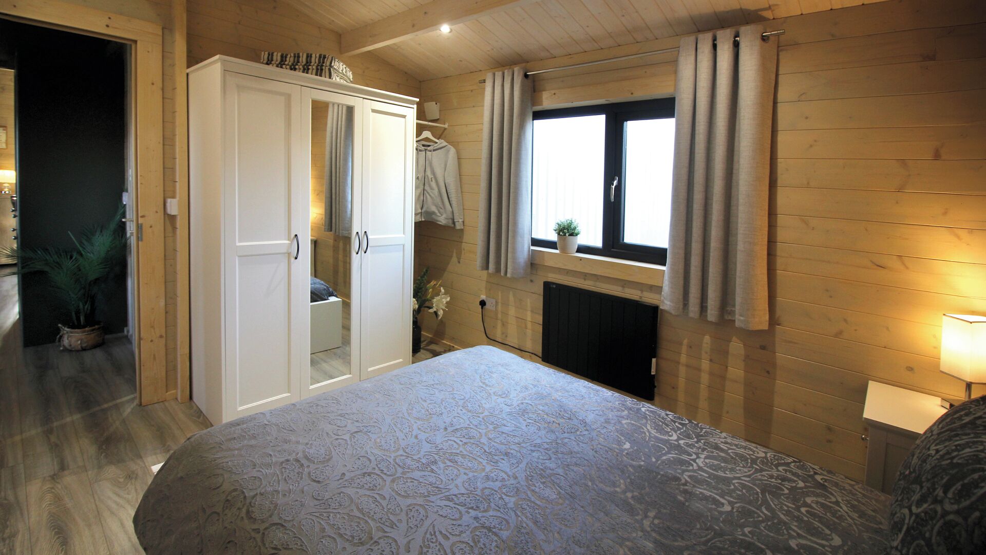 2 bedrooms, iron/ironing board, travel cot, free WiFi
