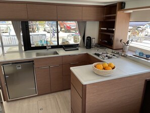 Private kitchen - Sun-Kissed Sailing Adventure in Islas Sarónicas (Alimos)