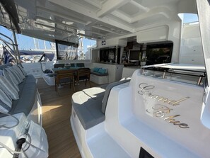 Outdoor dining - Sun-Kissed Sailing Adventure in Islas Sarónicas (Alimos)