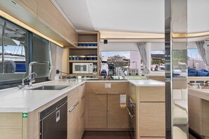 Private kitchen - Caribbean Dream: Sun-soaked Sailing Adventure from Tortola, Islas Vírgenes Británicas (Road Town)