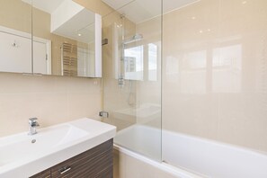 Shower, hair dryer, towels - Chelsea Harbour Elegance, by Veeve (London)