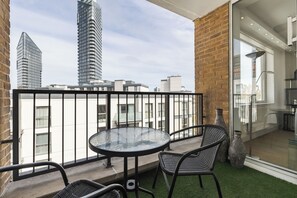 Outdoor dining - Chelsea Harbour Elegance, by Veeve (London)