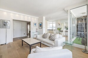TV - Chelsea Harbour Elegance, by Veeve (London)