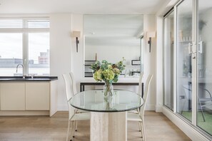 Dining - Chelsea Harbour Elegance, by Veeve (London)