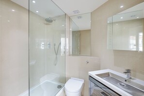 Shower, hair dryer, towels - Chelsea Harbour Elegance, by Veeve (London)