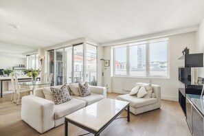 TV - Chelsea Harbour Elegance, by Veeve (London)