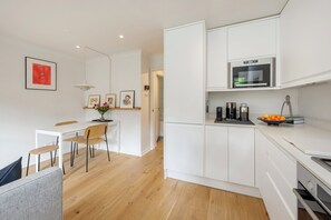 Fridge, microwave, dishwasher, toaster - Modern by the Market, by Veeve (London)