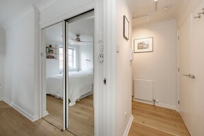 1 bedroom, WiFi, bed sheets - Modern by the Market, by Veeve (London)