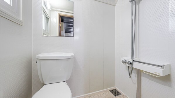 Basic Room, 1 Bedroom (Caravan 5) | 1 bedroom, free WiFi - Gangneung Good Camping Caravan Pension (Gangneung)