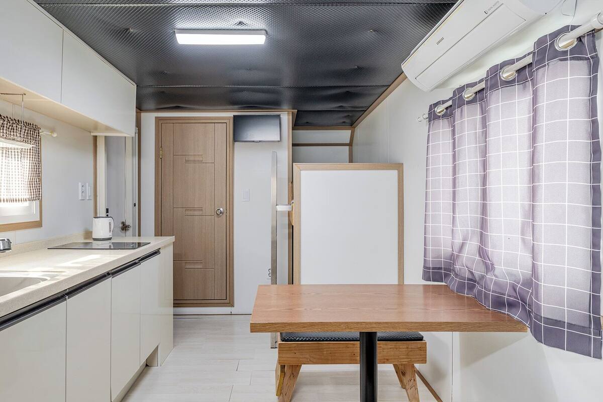 Basic Room, 1 Bedroom (Coral Caravan) | 1 bilik tidur, Wi-fi percuma 