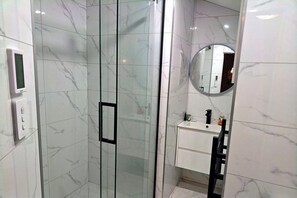 Bathroom - Quiet Family Guest Suite • 8-min to Airport • Great Amenities (Christchurch)