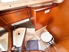 Bathroom - Caribbean Dream: Sun-soaked Sailing Adventure from Tortola, Islas Vírgenes Británicas (Road Town)