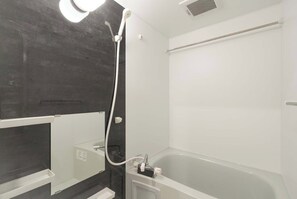 Kostenlose Toilettenartikel, Haartrockner, Handtücher, Shampoo