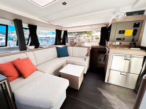 Interior - Caribbean Dream: Sun-soaked Sailing Adventure from Tortola, Islas Vírgenes Británicas (Road Town)