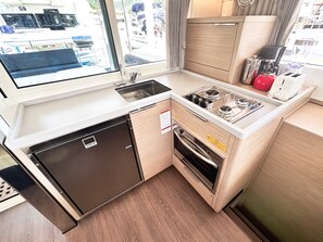 Een koelkast, een magnetron, een oven, een koffiezetapparaat/waterkoker