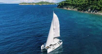 Caribbean Dream: Sun-soaked Sailing Adventure from Tortola, Islas Vírgenes Británicas