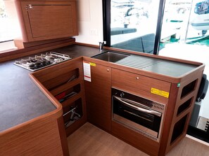 Private kitchen - Caribbean Dream: Sun-soaked Sailing Adventure from Tortola, Islas Vírgenes Británicas (Road Town)