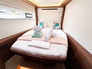 4 bedrooms, iron/ironing board - Caribbean Dream: Sun-soaked Sailing Adventure from Tortola, Islas Vírgenes Británicas (Road Town)