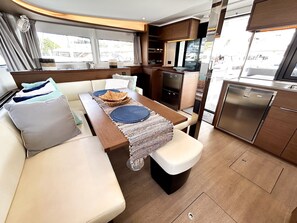 Interior - Caribbean Dream: Sun-soaked Sailing Adventure from Tortola, Islas Vírgenes Británicas (Road Town)